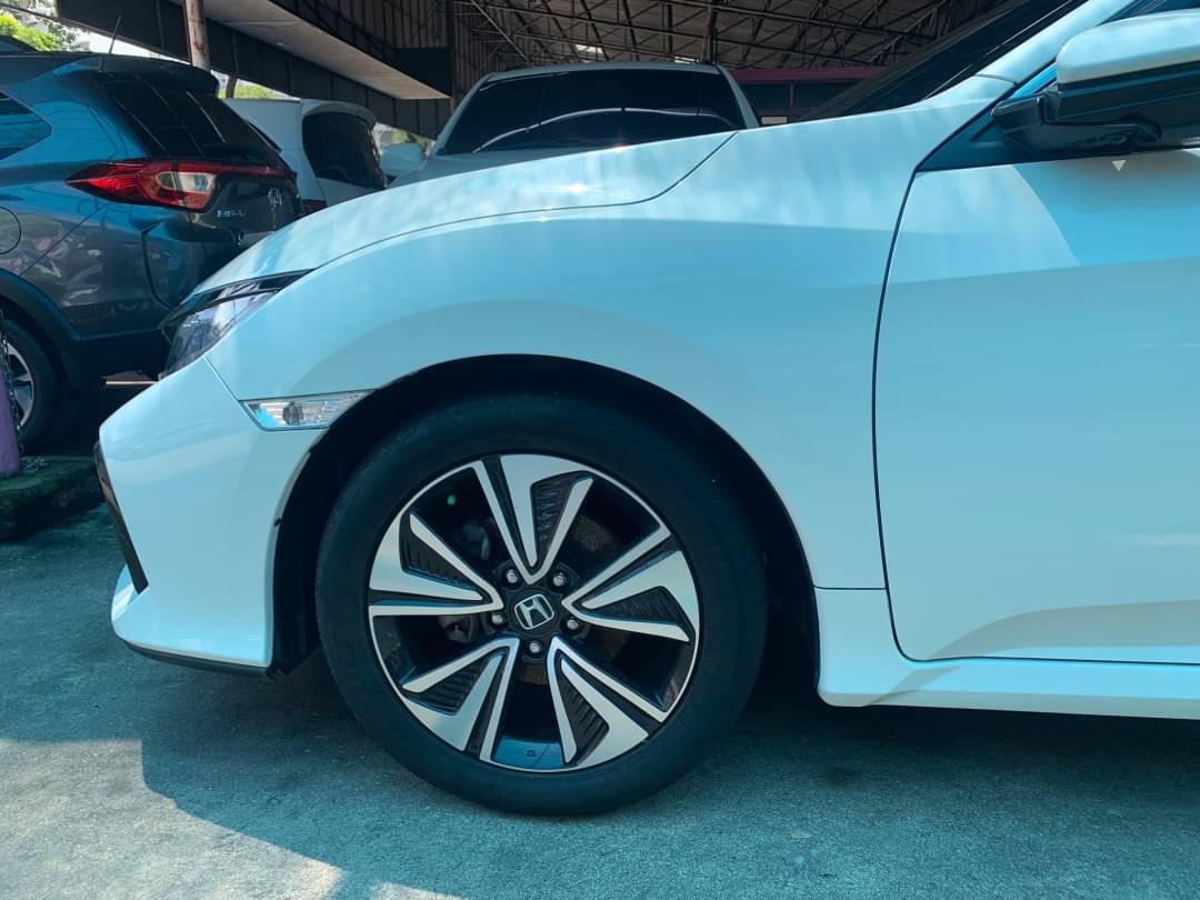 2018 Honda Civic Hatchback สีขาว (รูปที่ 17)