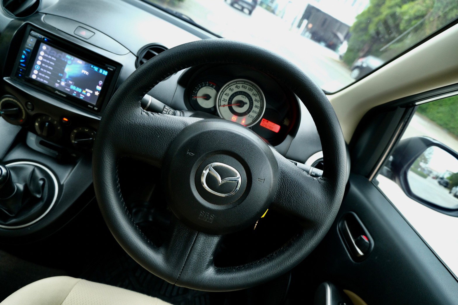 Mazda2 Groove 1.5 ปี2010 เกียร์ธรรมดา เบนซิน สีดำ (รูปที่ 8)