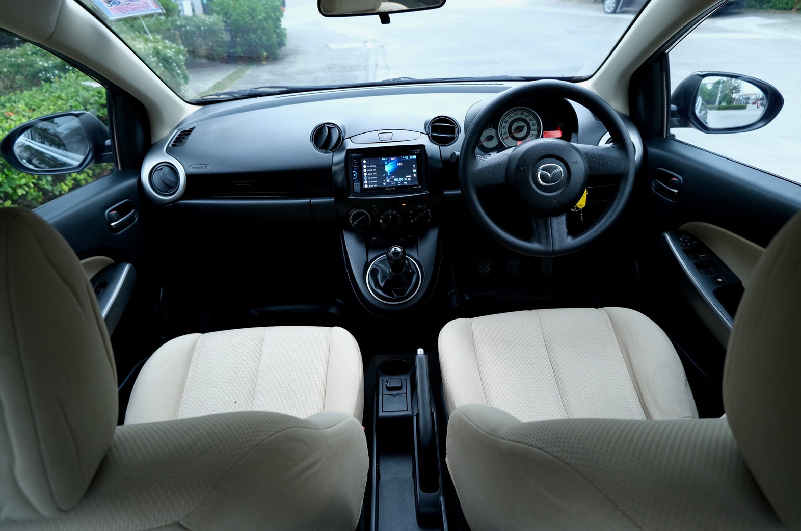 Mazda2 Groove 1.5 ปี2010 เกียร์ธรรมดา เบนซิน สีดำ (รูปที่ 2)