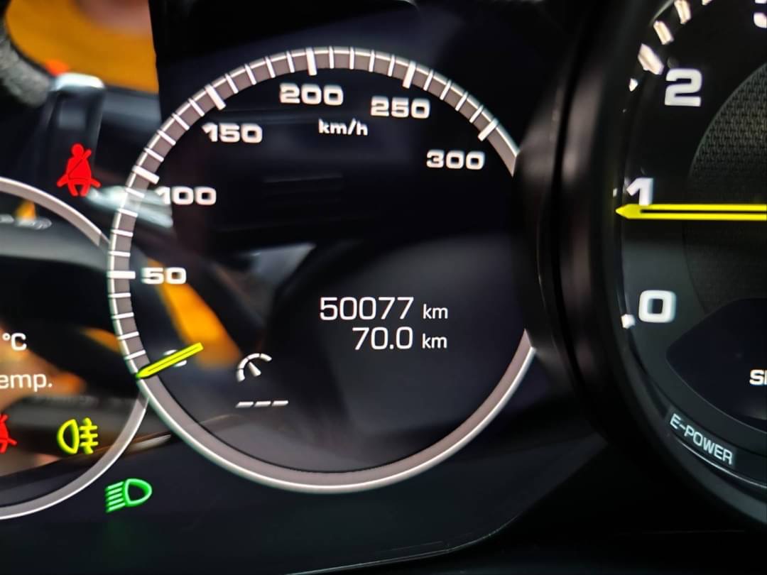 2021 Porsche Panamera สีดำ (รูปที่ 3)