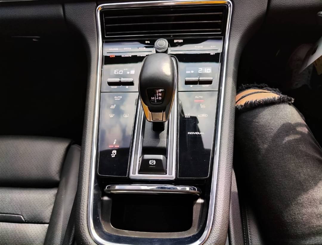 2021 Porsche Panamera สีดำ (รูปที่ 9)