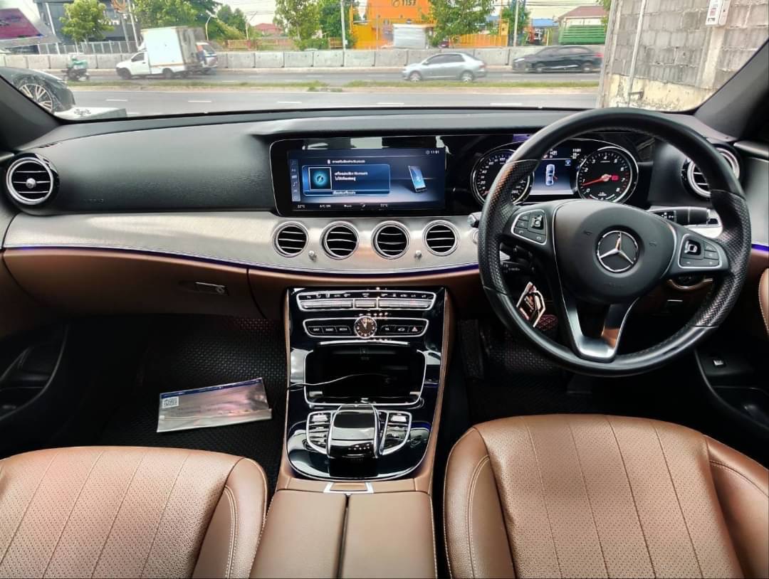 2018 Mercedes-Benz E-Class W213 E300e AMG สีขาว (รูปที่ 2)
