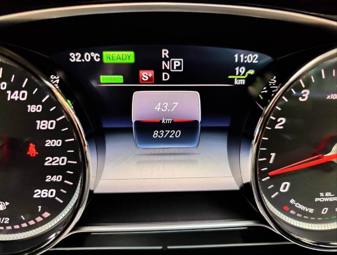 2018 Mercedes-Benz E-Class W213 E300e AMG สีขาว (รูปที่ 9)