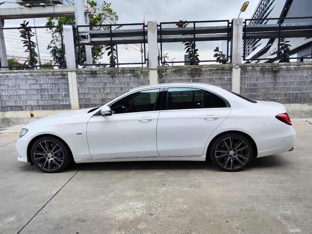 2018 Mercedes-Benz E-Class W213 E300e AMG สีขาว (รูปที่ 14)