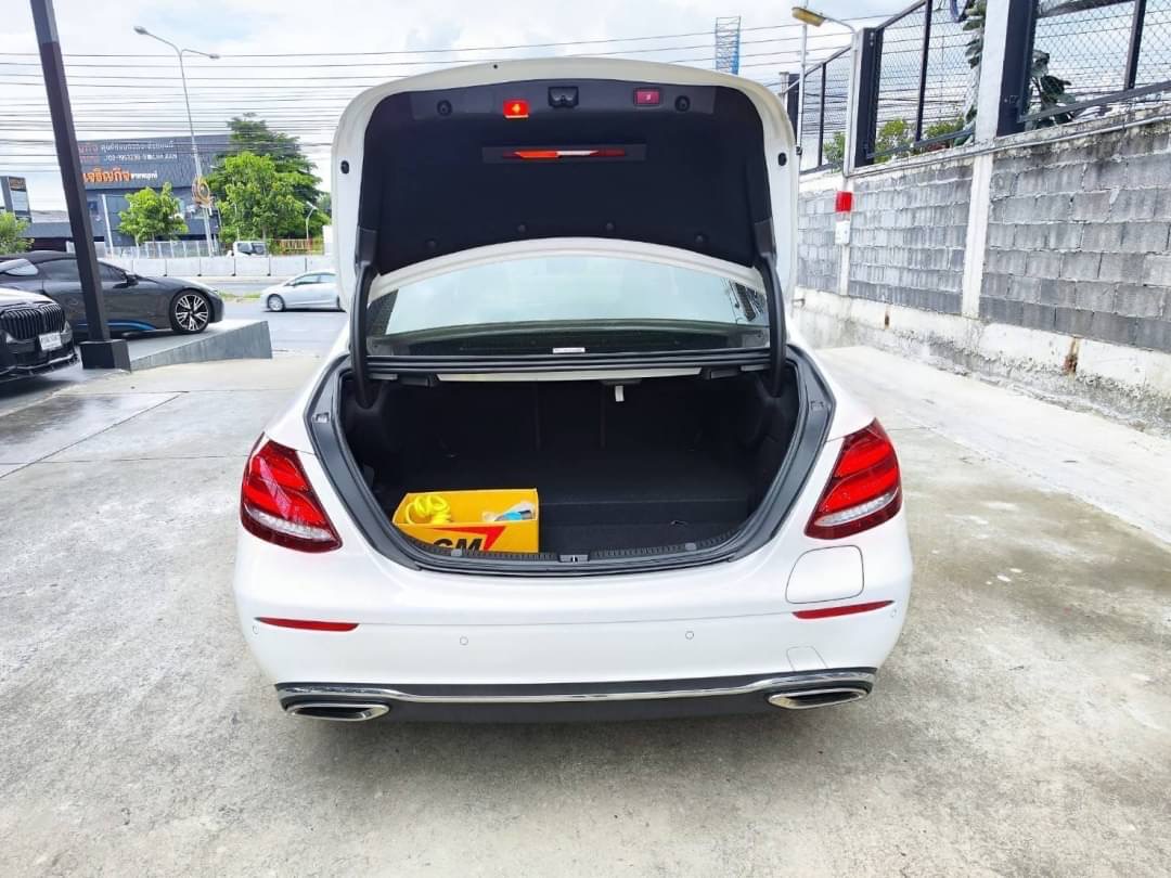2018 Mercedes-Benz E-Class W213 E300e AMG สีขาว (รูปที่ 16)
