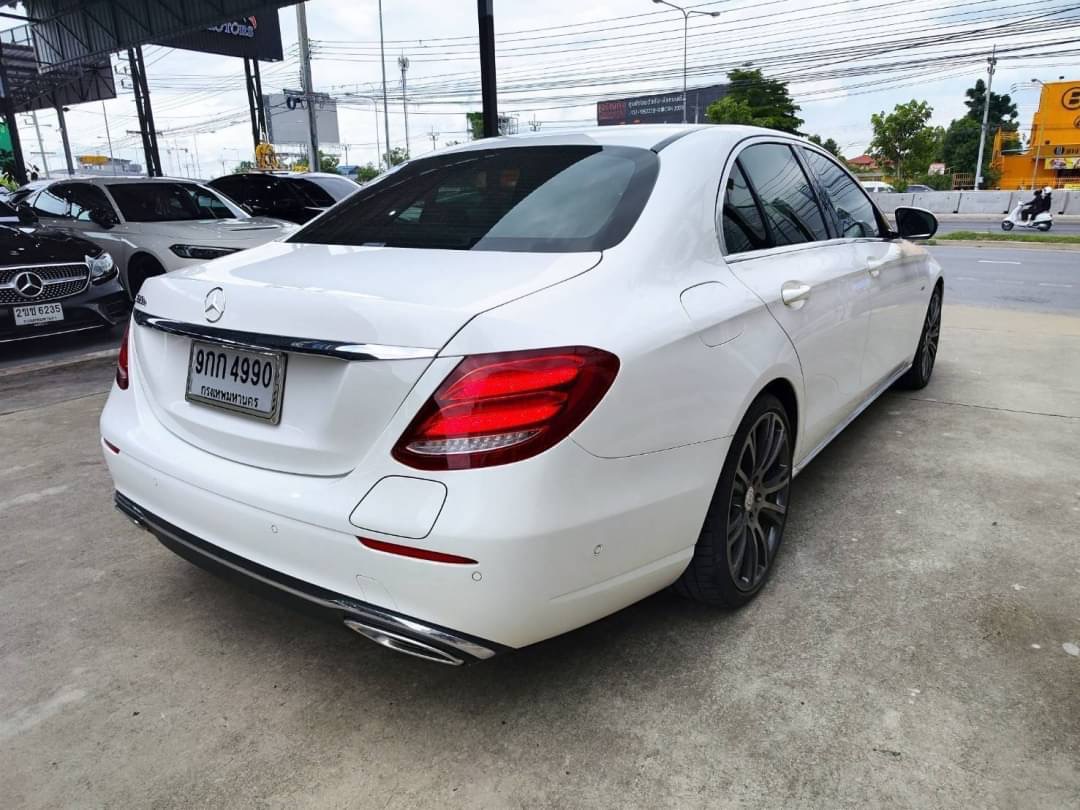 2018 Mercedes-Benz E-Class W213 E300e AMG สีขาว