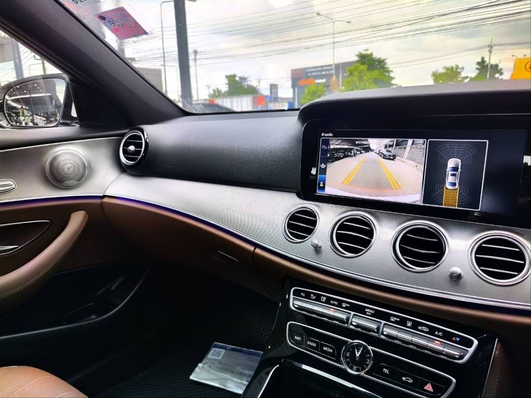 2018 Mercedes-Benz E-Class W213 E300e AMG สีขาว (รูปที่ 11)
