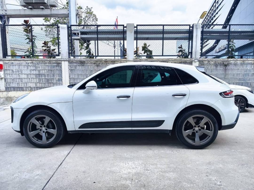 2022 Porsche Macan สีขาว