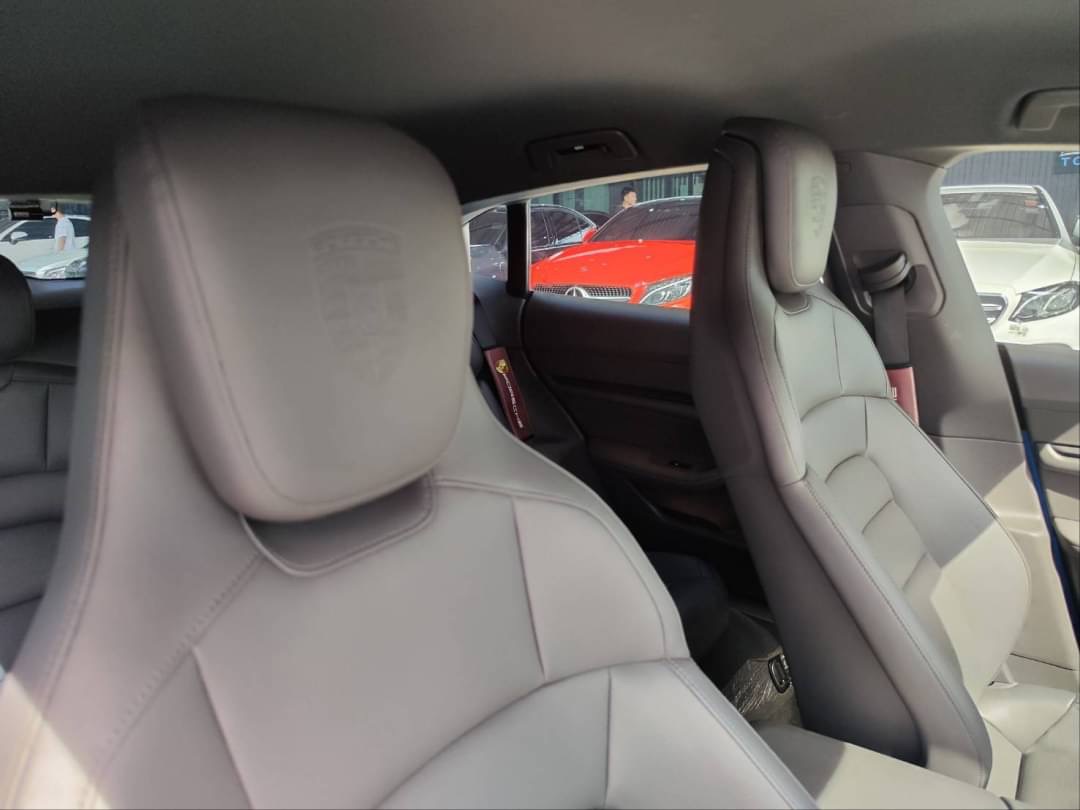 2023 Porsche Taycan สีฟ้า (รูปที่ 17)