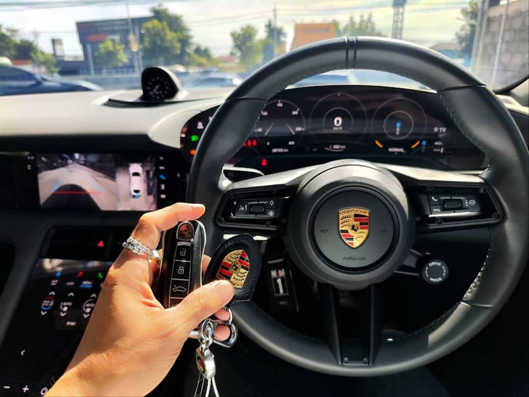 2023 Porsche Taycan สีฟ้า (รูปที่ 9)
