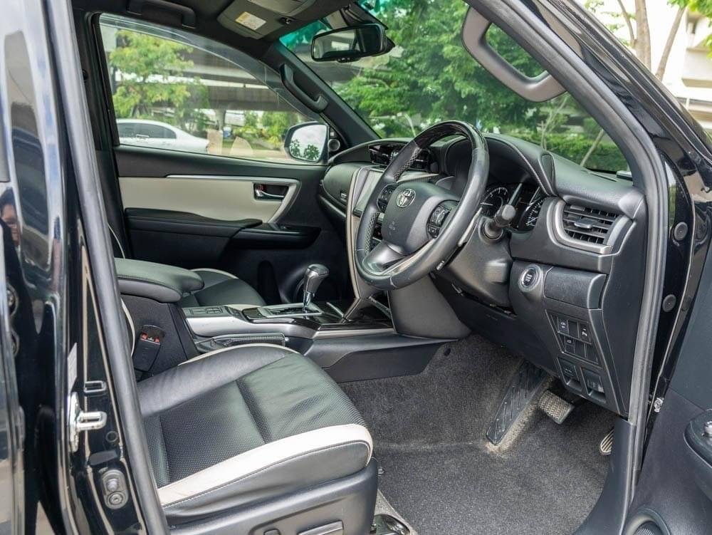 2022 Toyota Fortuner สีดำ (รูปที่ 11)