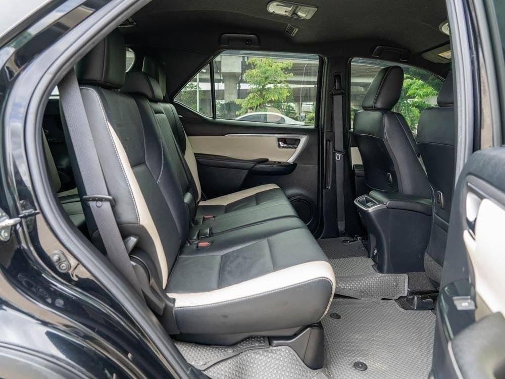 2022 Toyota Fortuner สีดำ (รูปที่ 6)