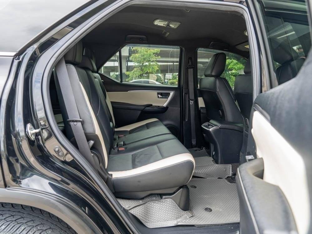 2022 Toyota Fortuner สีดำ (รูปที่ 10)