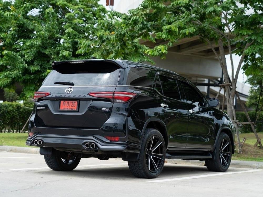 2022 Toyota Fortuner สีดำ (รูปที่ 2)