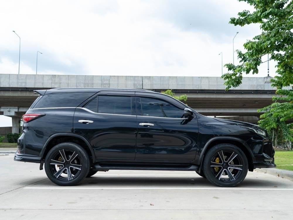 2022 Toyota Fortuner สีดำ (รูปที่ 8)