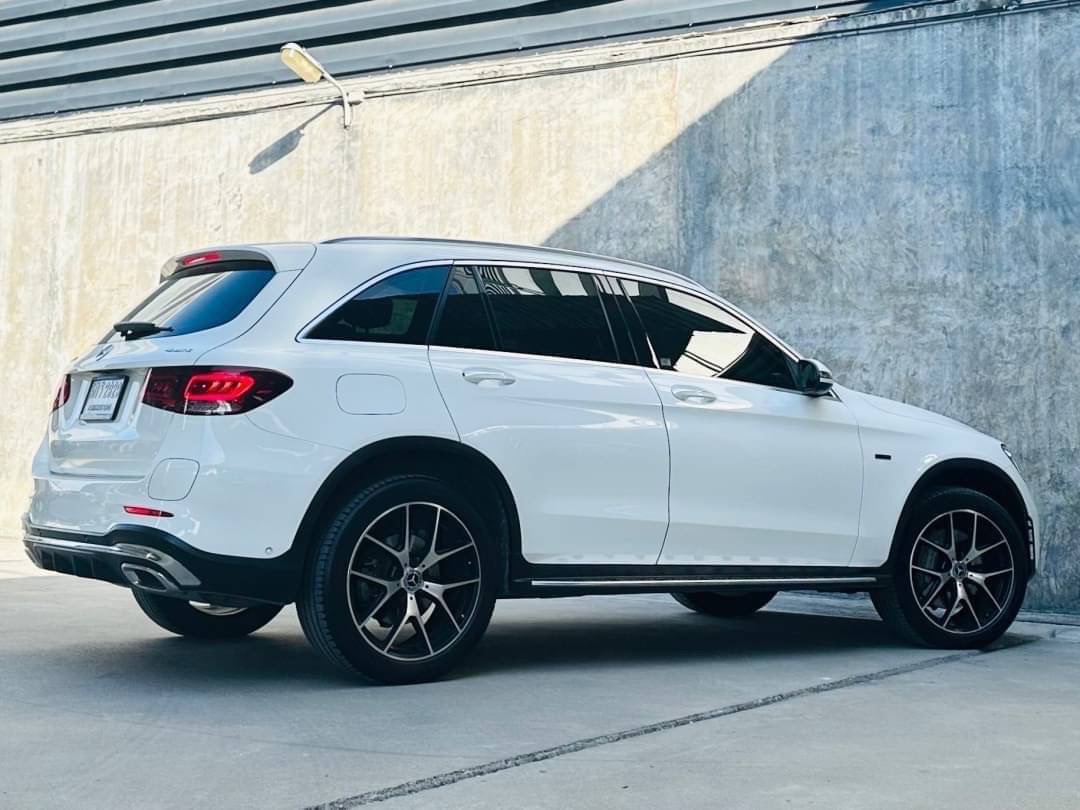 2020 Mercedes-Benz GLC-Class GLC Coupe GLC 300 e 4MATIC Coupe AMG สีขาว (รูปที่ 3)