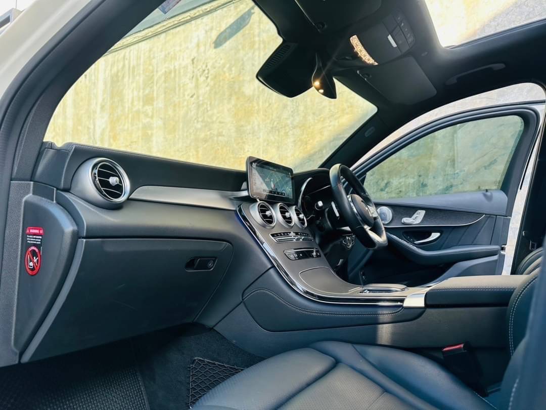 2020 Mercedes-Benz GLC-Class GLC Coupe GLC 300 e 4MATIC Coupe AMG สีขาว (รูปที่ 9)