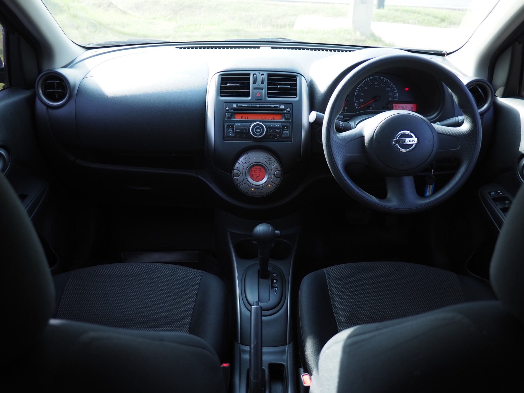 2012 Nissan Almera สีดำ (รูปที่ 8)