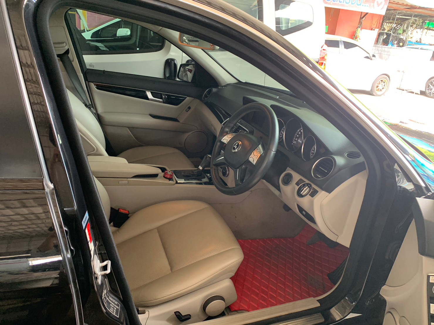 2012 Mercedes-Benz C-Class W205 C200 สีดำ (รูปที่ 12)