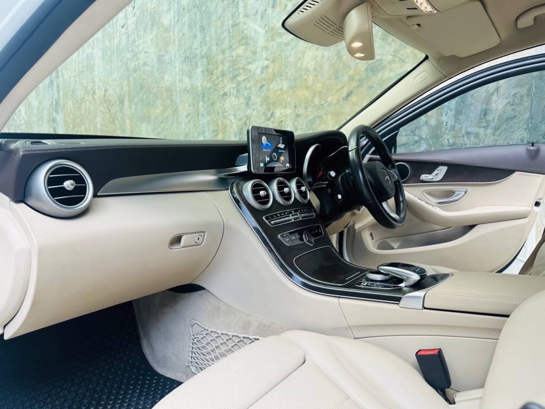 2017 Mercedes-Benz C-Class C 350 e AMG สีขาว (รูปที่ 9)