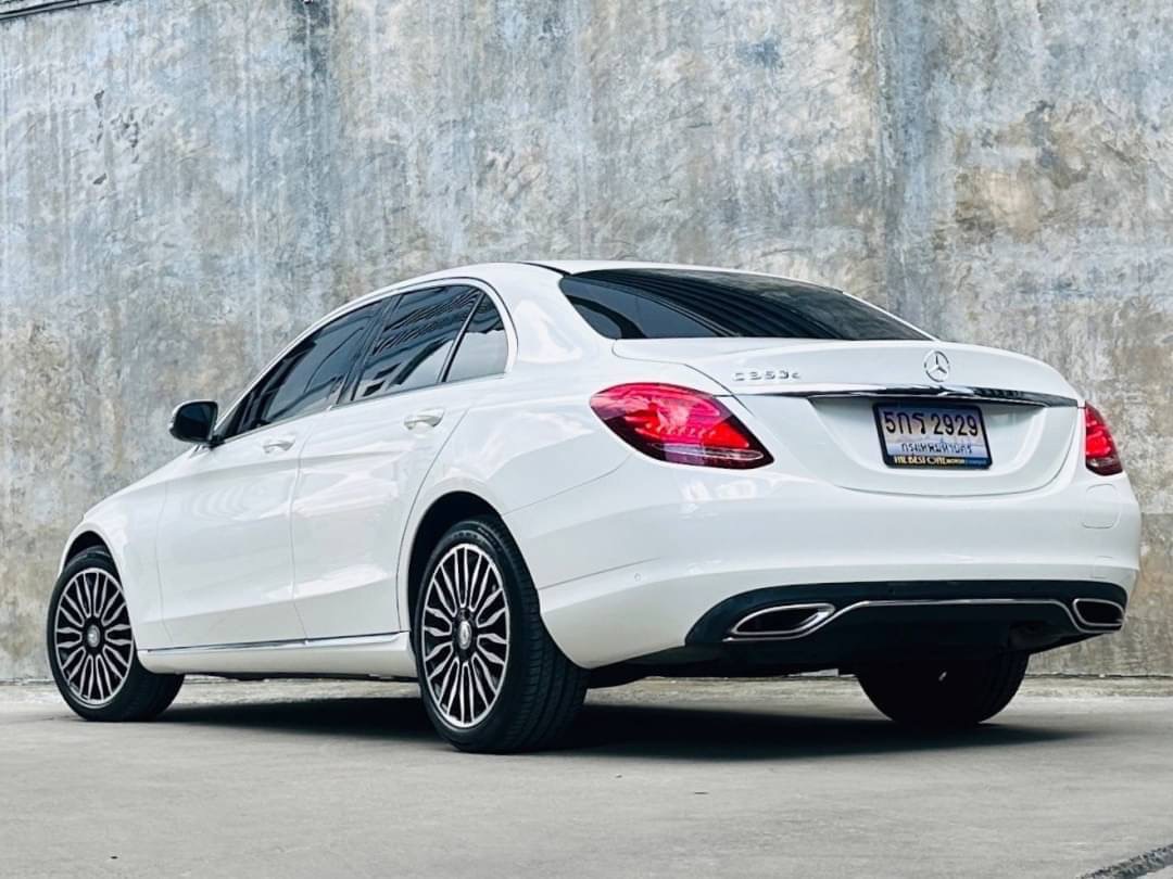 2017 Mercedes-Benz C-Class C 350 e AMG สีขาว (รูปที่ 2)