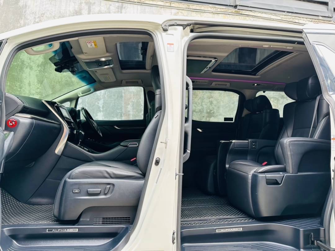 2016 Toyota Alphard สีขาว (รูปที่ 9)