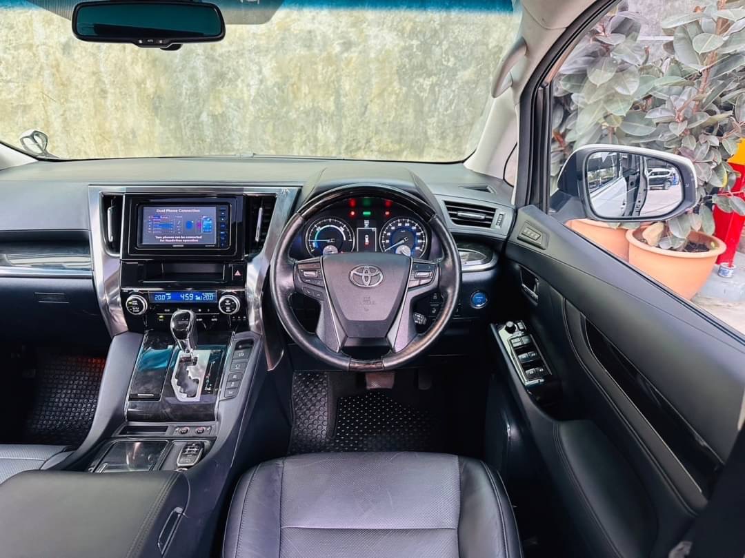 2016 Toyota Alphard สีขาว (รูปที่ 18)