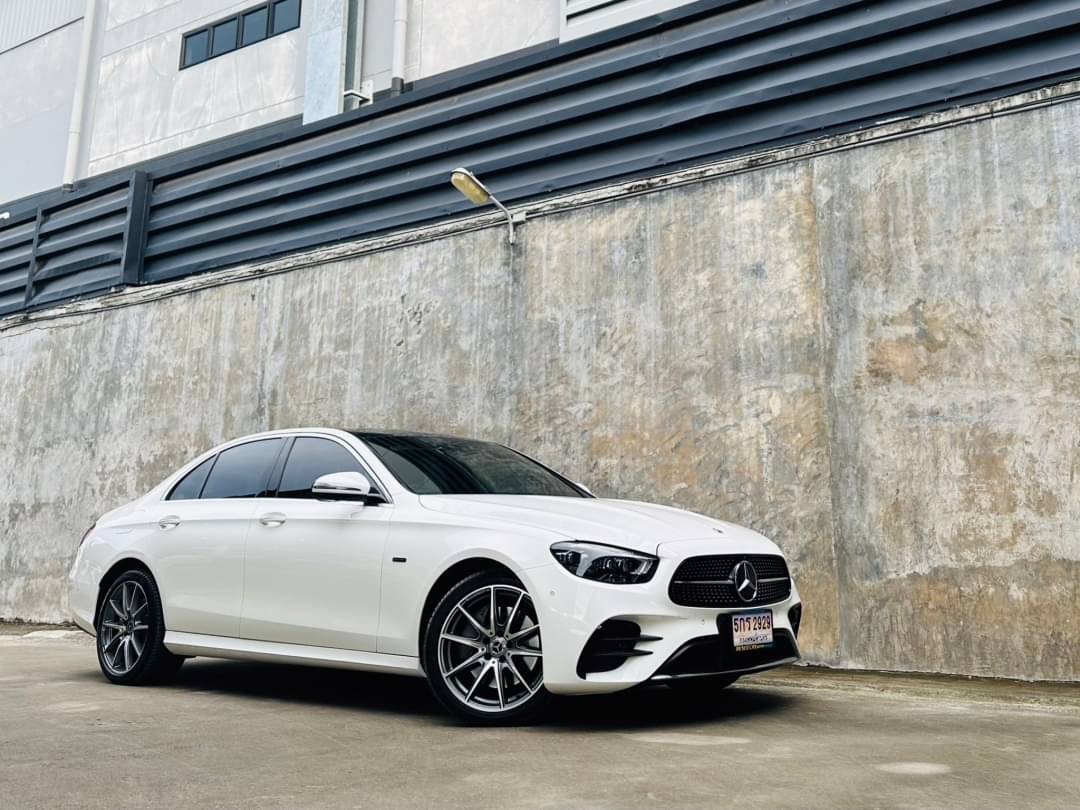2021 Mercedes-Benz E-Class W213 E300e สีขาว (รูปที่ 2)