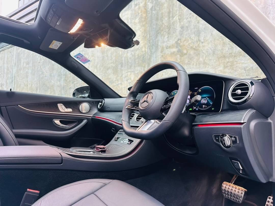 2021 Mercedes-Benz E-Class W213 E300e สีขาว (รูปที่ 3)