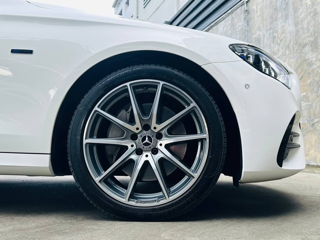 2021 Mercedes-Benz E-Class W213 E300e สีขาว (รูปที่ 4)