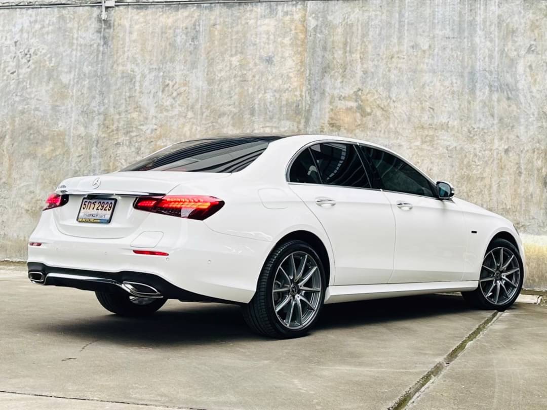 2021 Mercedes-Benz E-Class W213 E300e สีขาว (รูปที่ 5)