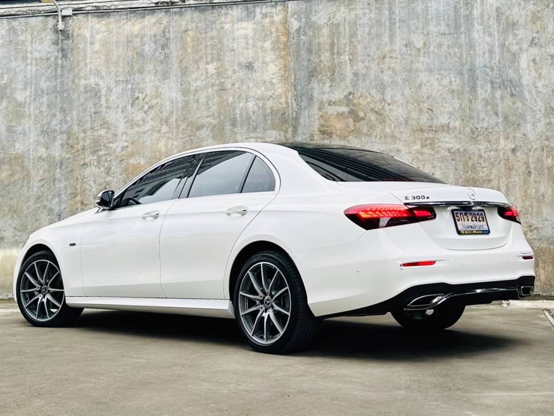 2021 Mercedes-Benz E-Class W213 E300e สีขาว (รูปที่ 6)