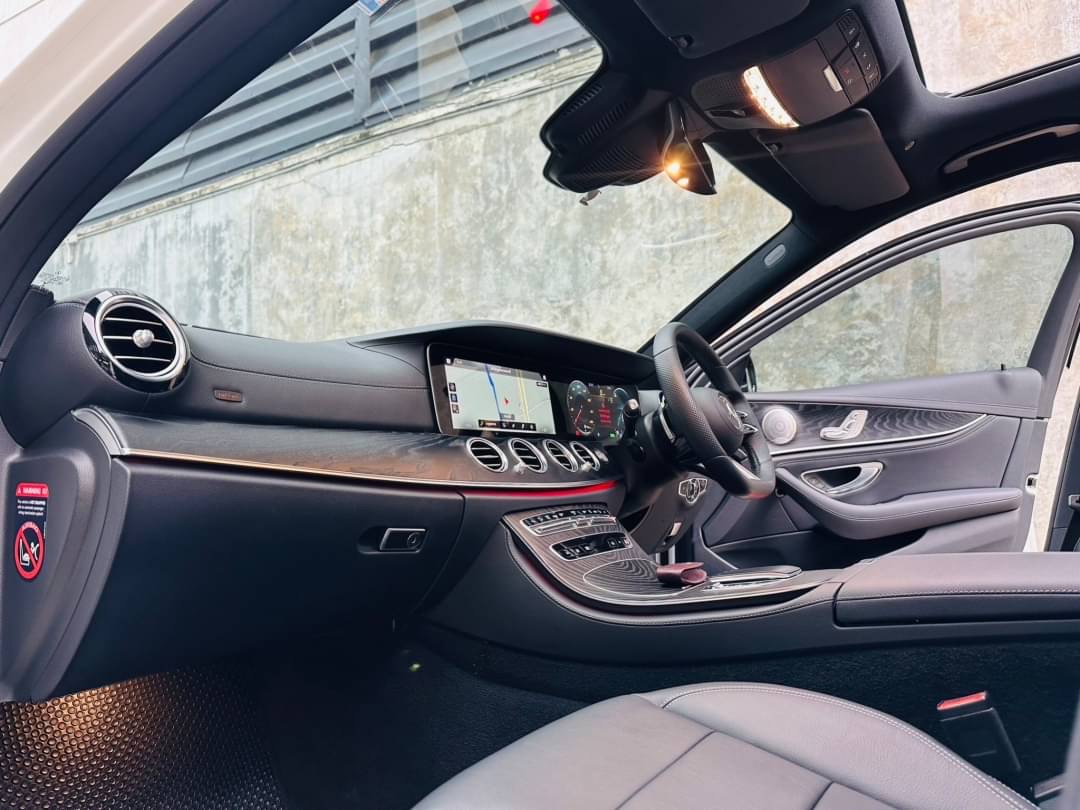 2021 Mercedes-Benz E-Class W213 E300e สีขาว (รูปที่ 9)