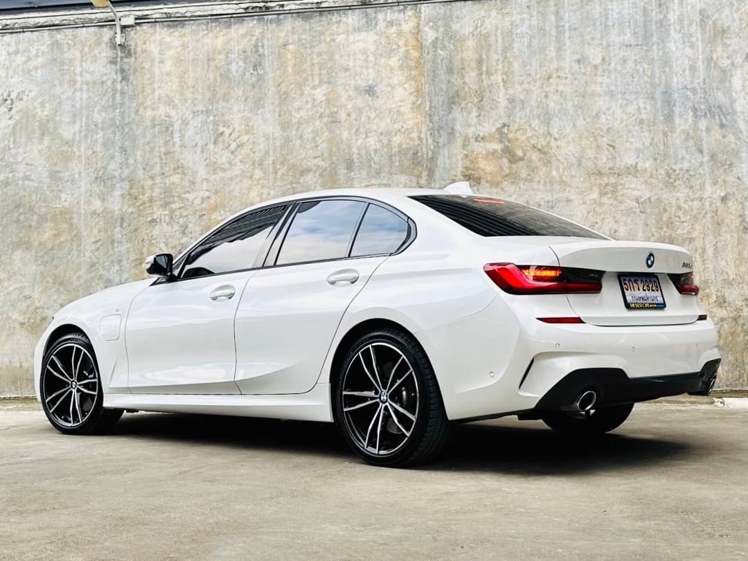 2021 BMW 330e M Sport Plug-in Hybrid โฉม G20 สีขาว (รูปที่ 6)