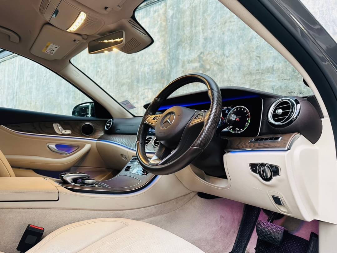 2018 Mercedes-Benz E-Class W213 E350 สีเทา (รูปที่ 4)