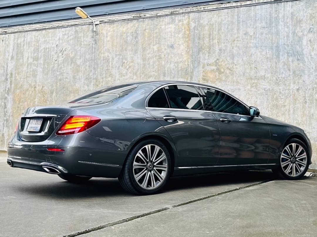 2018 Mercedes-Benz E-Class W213 E350 สีเทา (รูปที่ 3)