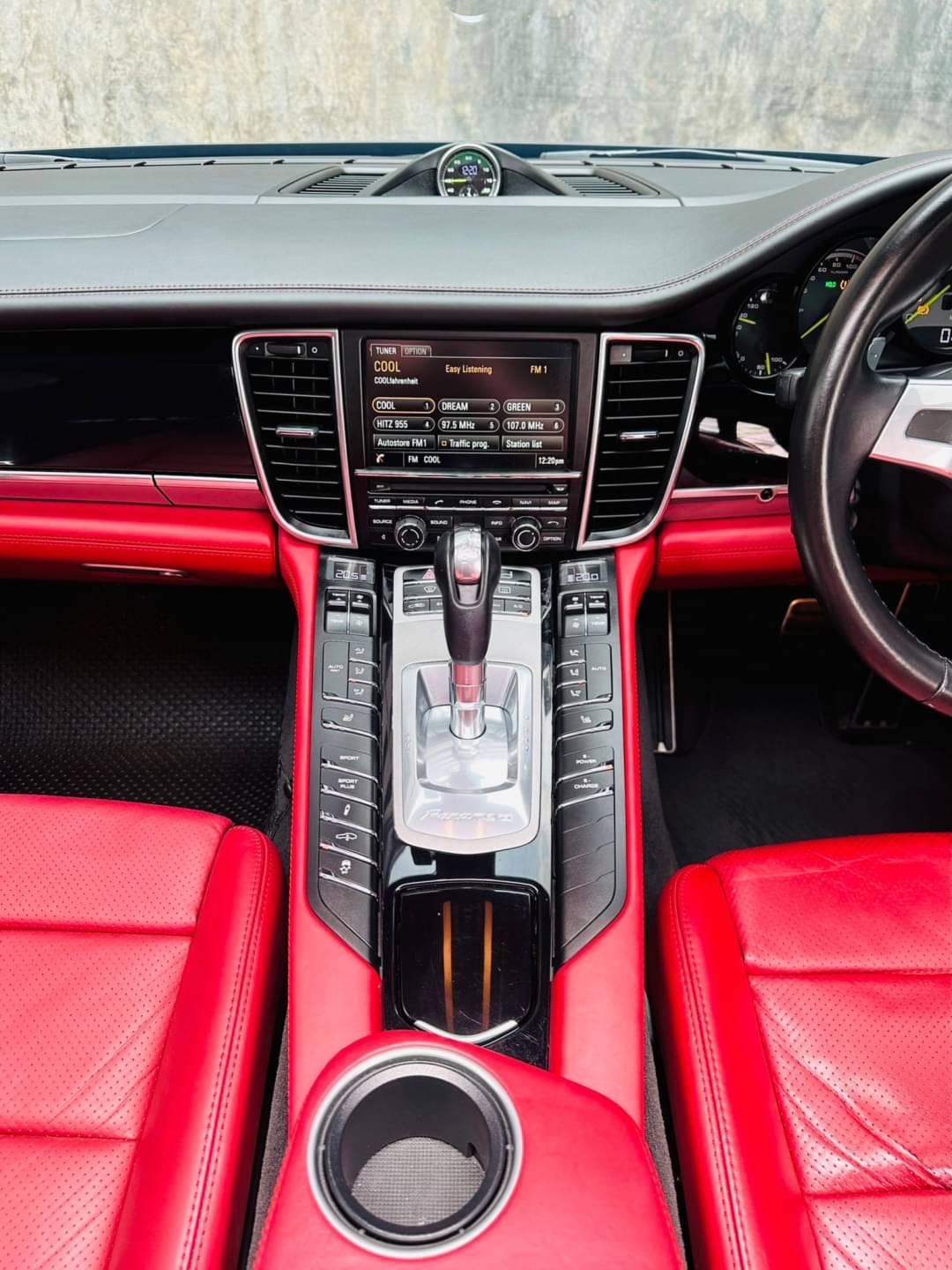 2015 Porsche Panamera สีดำ (รูปที่ 16)