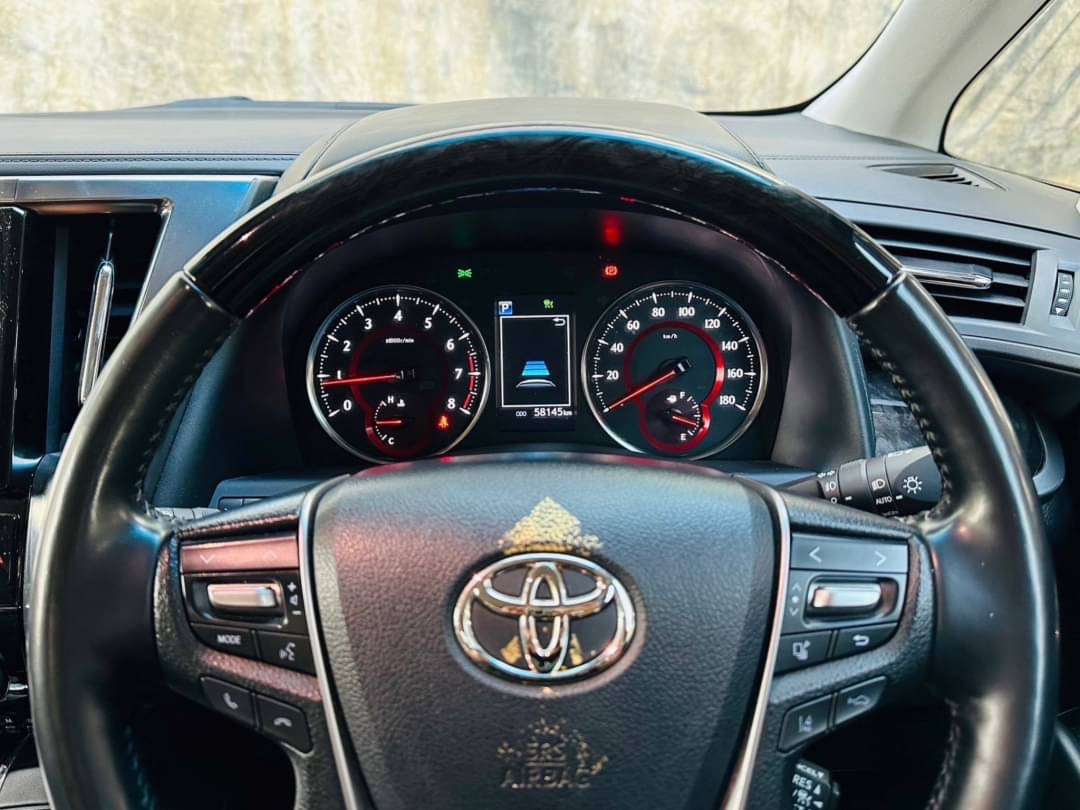 2022 Toyota Alphard สีดำ (รูปที่ 16)