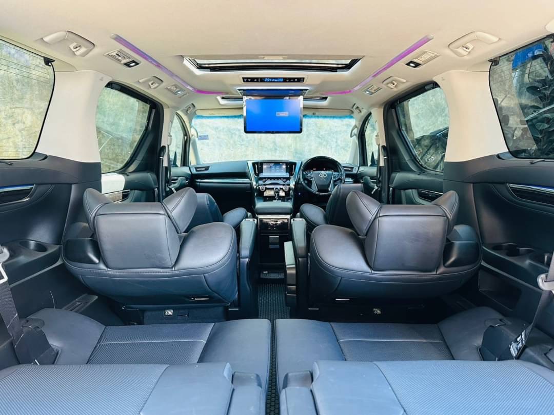 2022 Toyota Alphard สีดำ (รูปที่ 12)