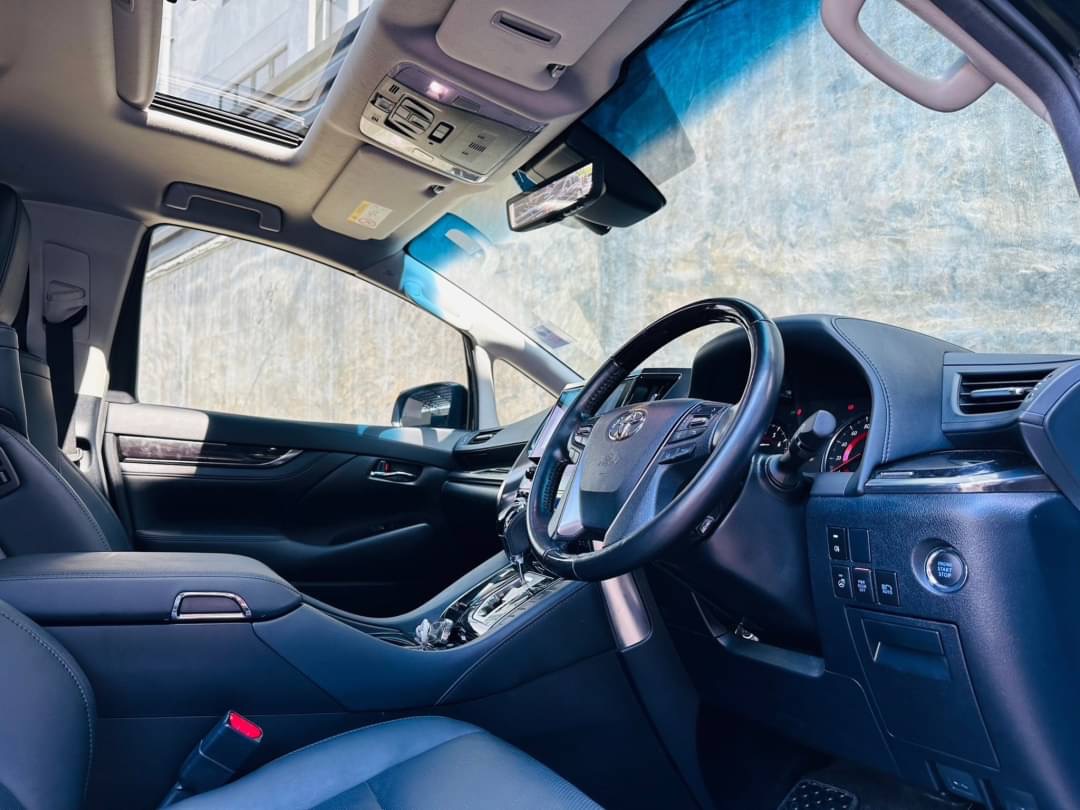 2022 Toyota Alphard สีดำ (รูปที่ 4)