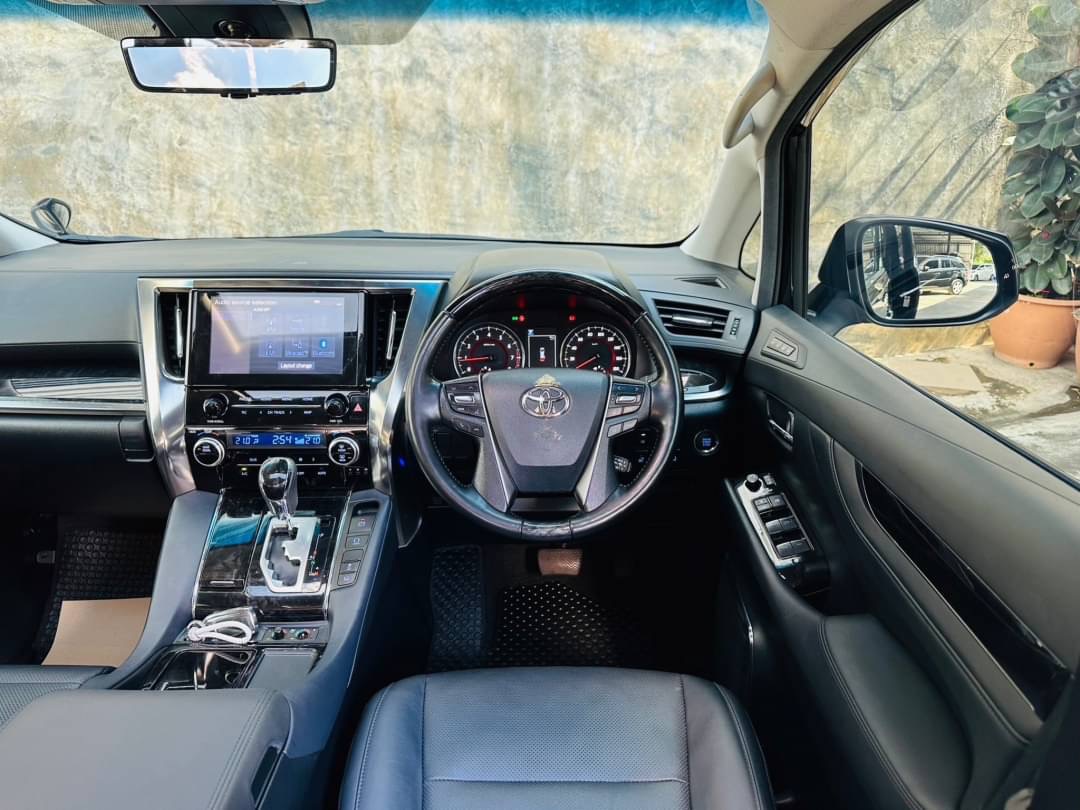 2022 Toyota Alphard สีดำ (รูปที่ 17)