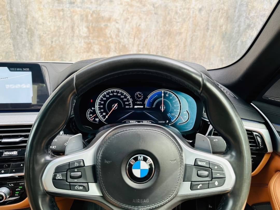 2018 BMW 5 Series G30 530e สีขาว (รูปที่ 17)