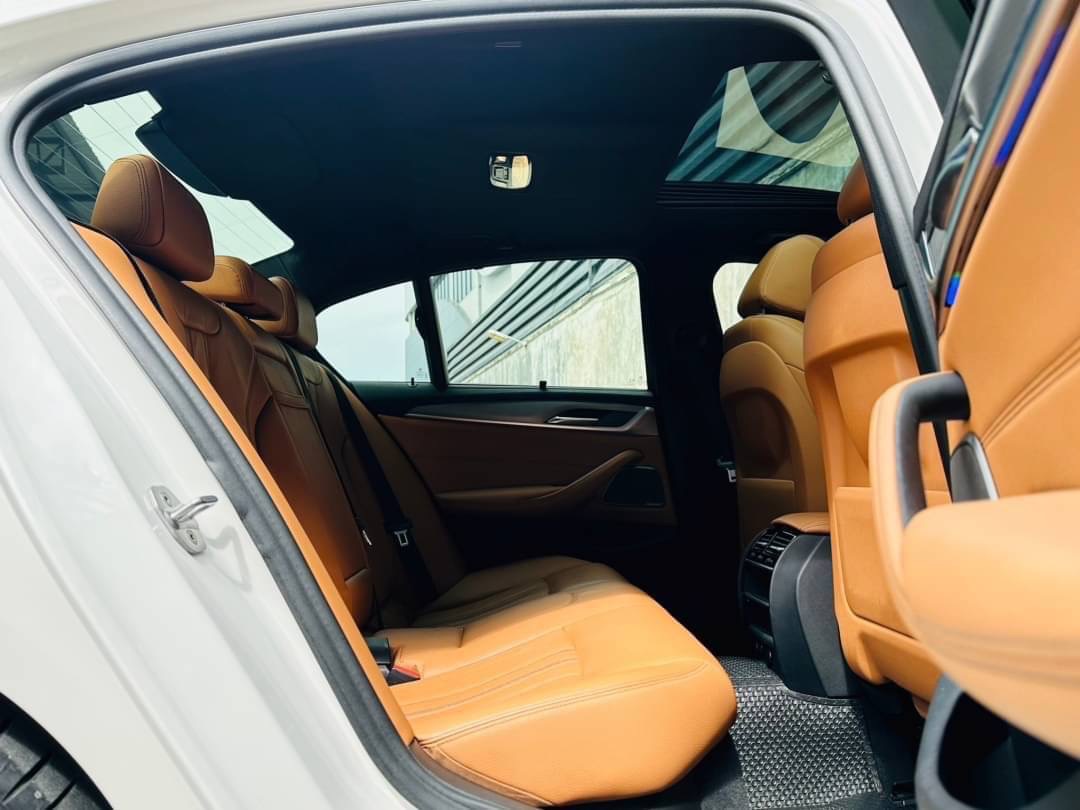 2018 BMW 5 Series G30 530e สีขาว (รูปที่ 11)