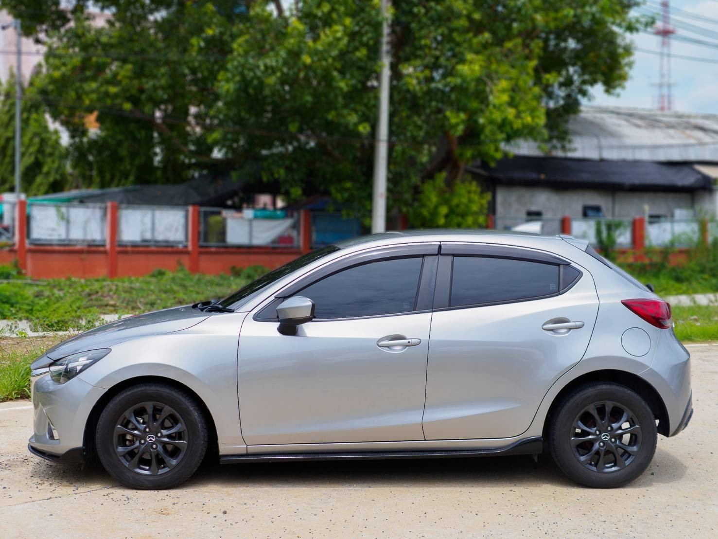 2018 Mazda 2 Hatchback (5 ประตู) สีเทา (รูปที่ 3)