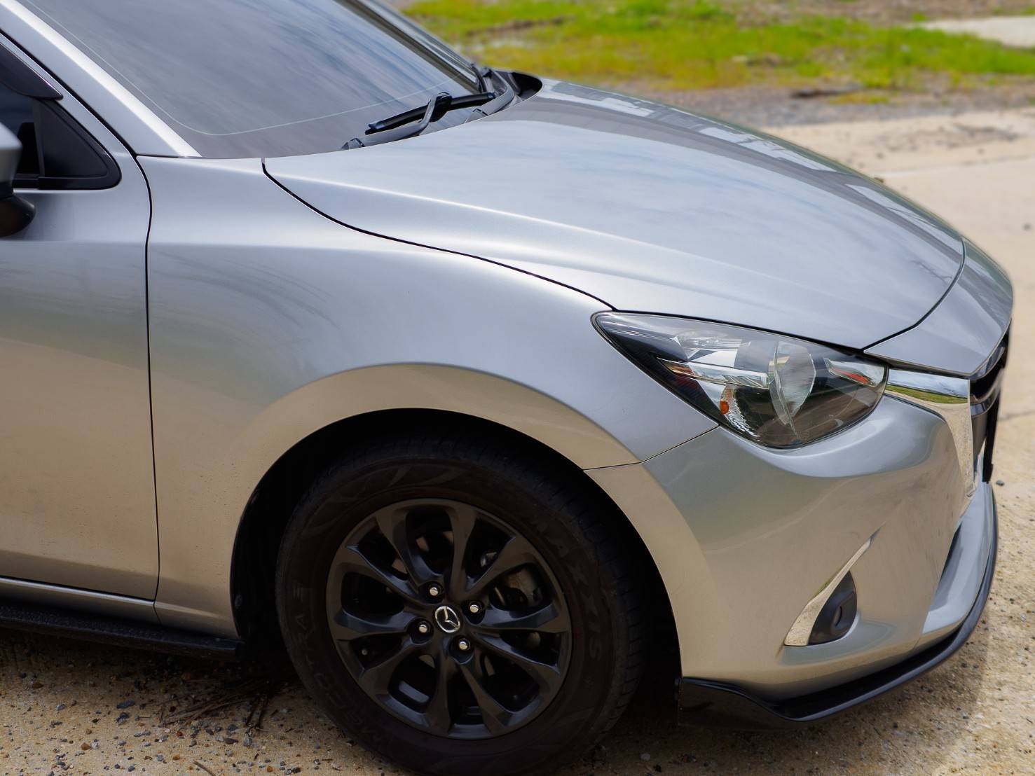 2018 Mazda 2 Hatchback (5 ประตู) สีเทา (รูปที่ 4)