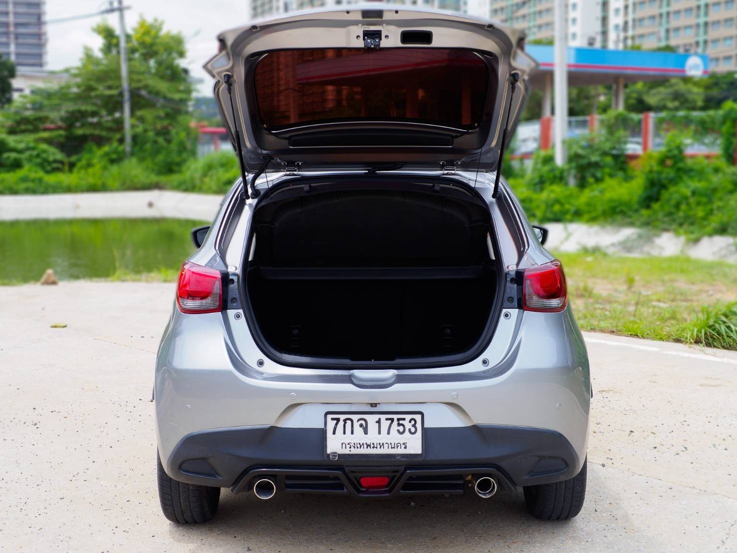 2018 Mazda 2 Hatchback (5 ประตู) สีเทา (รูปที่ 8)
