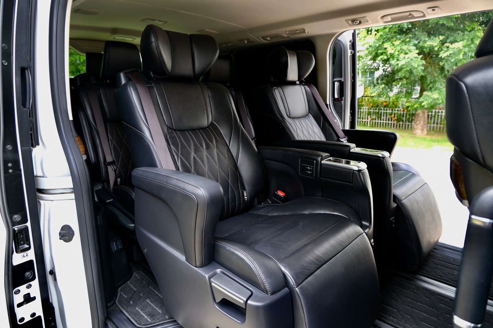 รถRare ltem ประวัติดี ไมล์น้อย 54,xxx กม. 🔥รุ่นรถ : toyota Majesty 2.8 Premium 6AT เครื่องยนต์: ดีเซล เกียร์: ออโต้ ปี: 2020 สี: ขาว ไมล์: (รูปที่ 18)