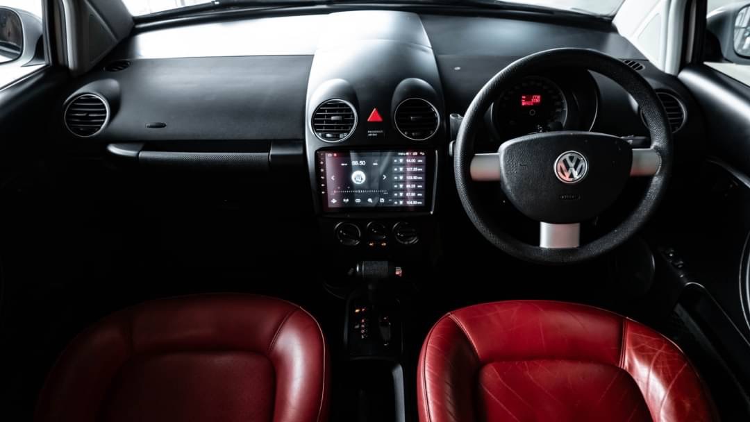 2009 Volkswagen New Beetle Coupe สีขาว (รูปที่ 16)