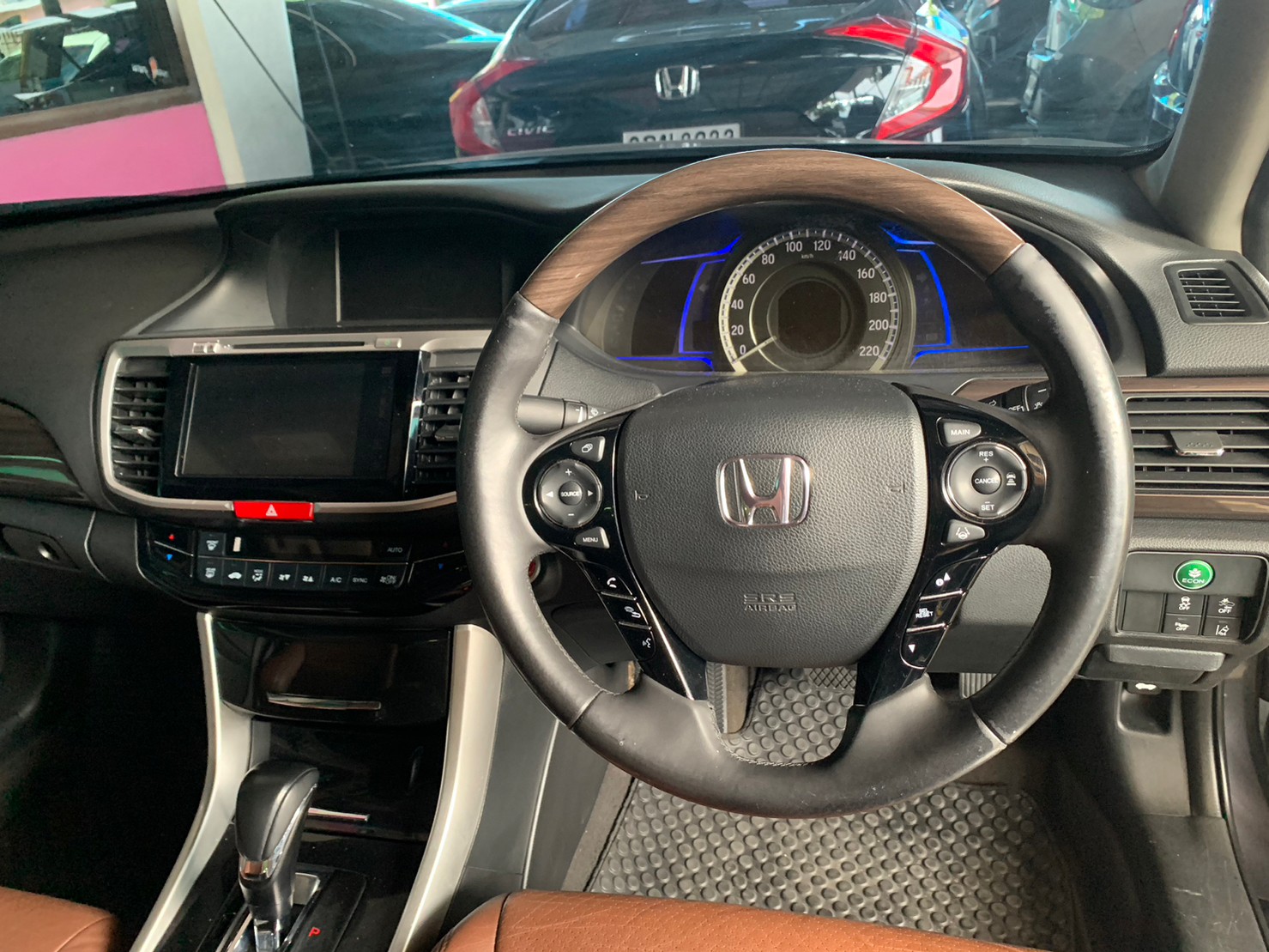 2017 Honda Accord สีเทา (รูปที่ 15)