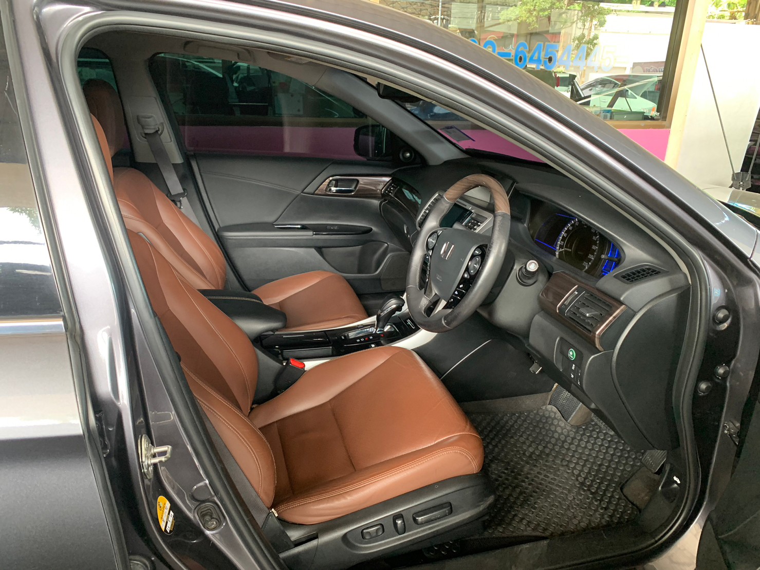 2017 Honda Accord สีเทา (รูปที่ 16)